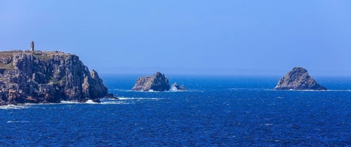 View from the Pointe de Toulinguet to the Pointe de Pen Hir with the rocks Tas de Pois and the Monument aux Bretons