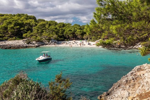 Yacht vor dem Strand Cala Turqueta