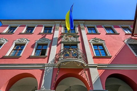 Barocke Rathausfassade mit Wappen und Balkon