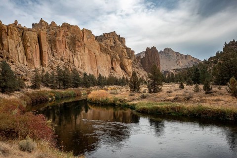 Rock walls reflected in the course of the Crooked River
