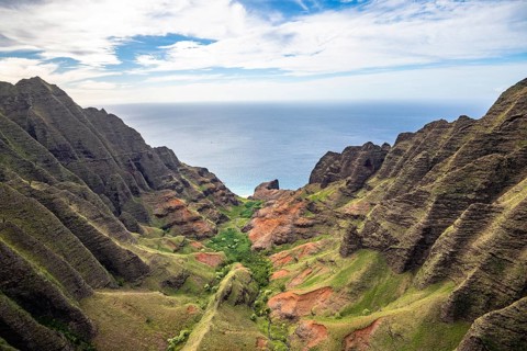Luftaufnahme der zerkluefteten Na Pali Coast