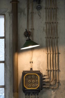 Wandlampe und ein Kalender von 1991 in einer historischen Dreherei