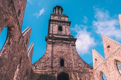 Die Aegidienkirche mit ihrem im zweiten Weltkrieg zerstoerten Dach