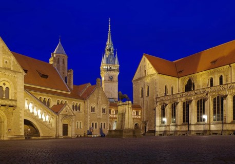 Burgplatz mit Loewendenkmal