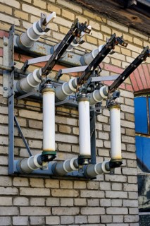 Keramische Isolatoren am Elektrotechnischen Privatmuseum