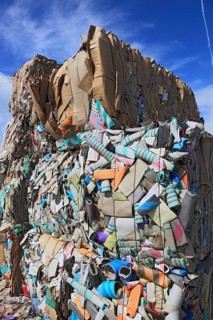 Altpapierballen in einem Recyclingbetrieb
