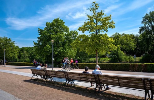 Promenade on the banks of the Spree near Bellevue Palace