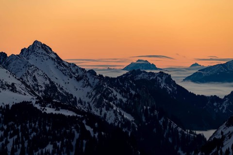 Winterliche Gipfel der Ammergauer Alpen bei Sonnenaufgang mit Nebelmeer