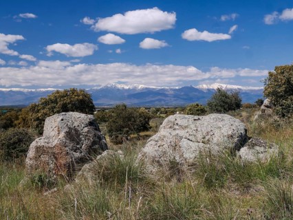 Granitfelsen mit Gebirgskette Los Gredos