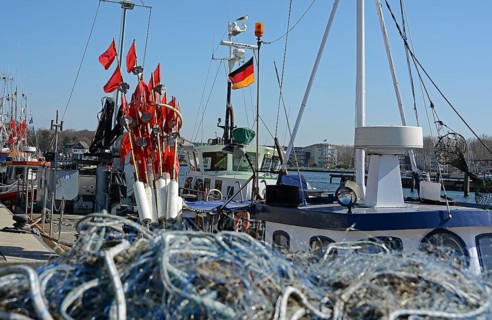 Fischernetze und Fischerfaehnchen im Fischereihafen Travemuende