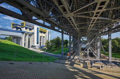 Old and new Niederfinow ship hoist