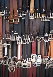 Verkaufsstand mit Hosenguertel mit Guertrlschnalle