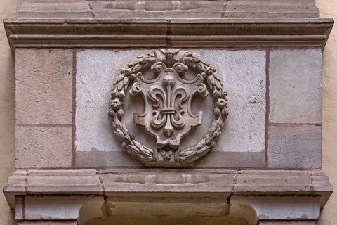 Wappenrelief mit der Bourbonenlilie am historischen Choerlein von 1509