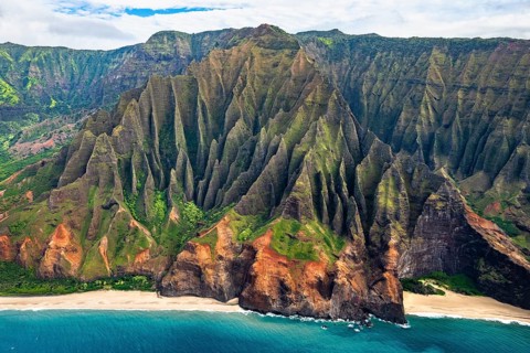 Luftaufnahme der zerkluefteten Na Pali Coast