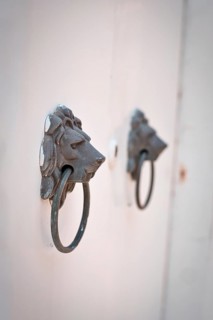 Classic lion head door knob