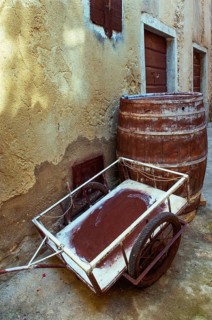 Alter Leiterwagen mit Weinfass in einer Altstadtgasse