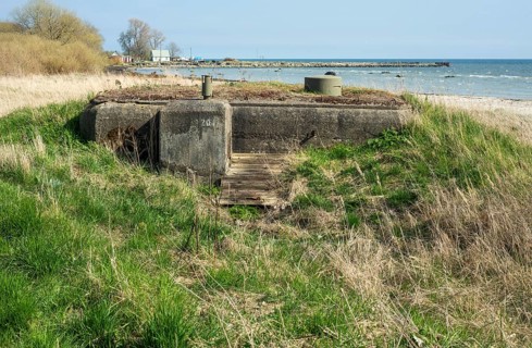 Concrete bunker in a more than 500 km long defensive line with 1063 concrete bunkers along the Scanian coast built during WW2 in 1939-1940. Now sealed. Hoerte