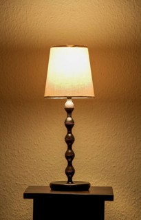 Warmes Licht einer beleuchteten Stehlampe in einem Wohnraum