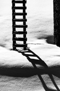 Leiter an Jaegerstand in winterlicher Landschaft