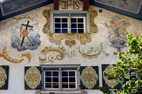 Facade with lift painting