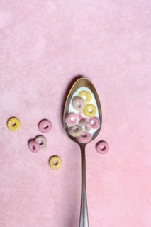 Fruit-flavoured cereal rings in spoon