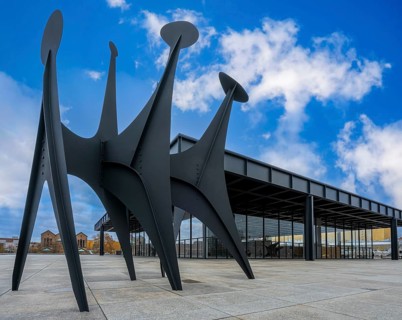 The artwork Tetes et Queue by Alexander Calder at the Neue Nationalgalerie