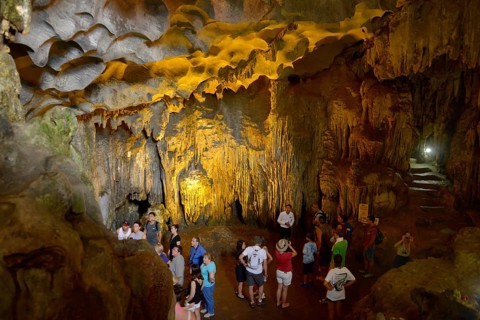 Hang Sung Sot Cave