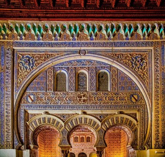 Horseshoe arch to the Salon de los Embajadores