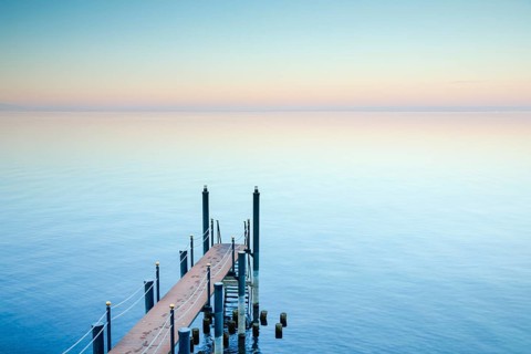 Abendstimmung ueber dem Bodensee mit Badesteg zum See
