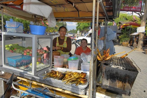Auslage von fuer Thailand typische mobile Garkueche an Strassenrand