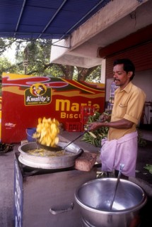 Banana chips frying