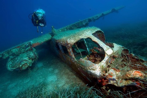 Divers at Cessna plane wreck under water