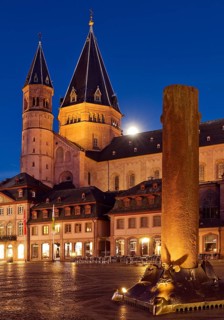 The high St. Martin's Cathedral and Heunensaeule on the market square