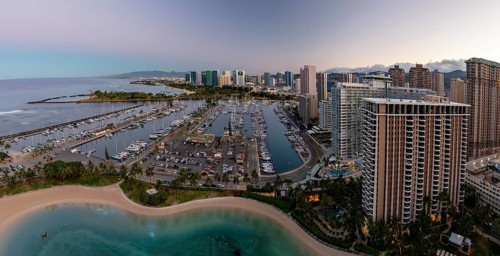 Morning atmosphere at the Ala Wai boat harbour with a view over Waikiki to Honolulu