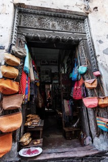 Bunte Taschen haengen an Swahilituere
