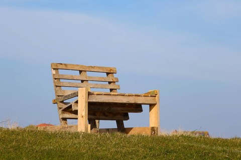 Holzbank auf dem Deich