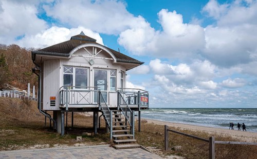 DLRG Rettungswacht am Strand bei Baabe