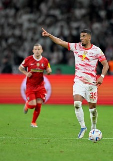 Benjamin Henrichs RasenBallsport Leipzig RBL on the ball gesture back Jonathan Schmid SC Freiburg SCF