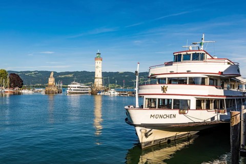 Ausflugsschiff Muenchen im Hafen