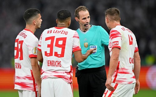 Referee Referee Sascha Stegemann in conversation