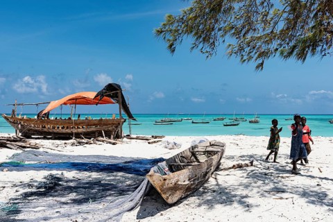 Werft fuer Fischerboote am Strand von Nungwi