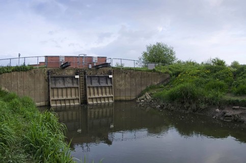 Twin flood barriers