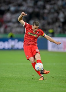 Goal kick Action Goal chance Cross Christian Guenter SC Freiburg SCF
