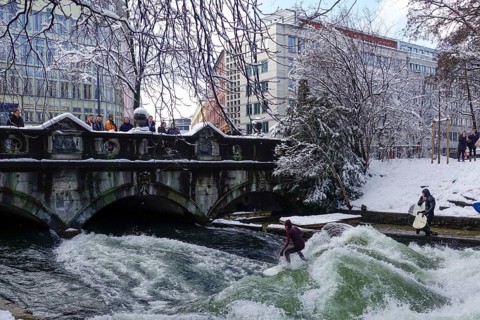 Surfers at the Eisbach wave below Prinzregentenstrasse