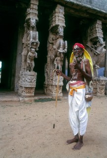 Vaishnavite devotee standing in front of Shesharayar Mandapam sculptures in Srirangam temple