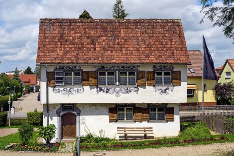 Old house with Lueftlmalerei and front garden