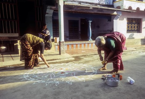 Brahmin women drawing a kolam at Sundarapandyapuram