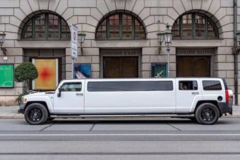 SUV lobster H3 as stretch limousine at the National Theatre