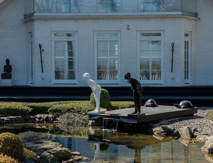 Skulpturen in einem Gartengrundstueck am Timmendorfer Strand