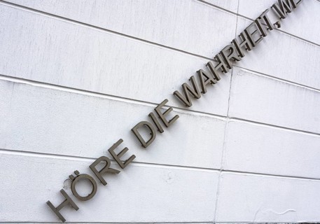 Inscription on the facade of the Jewish Museum in Berlin